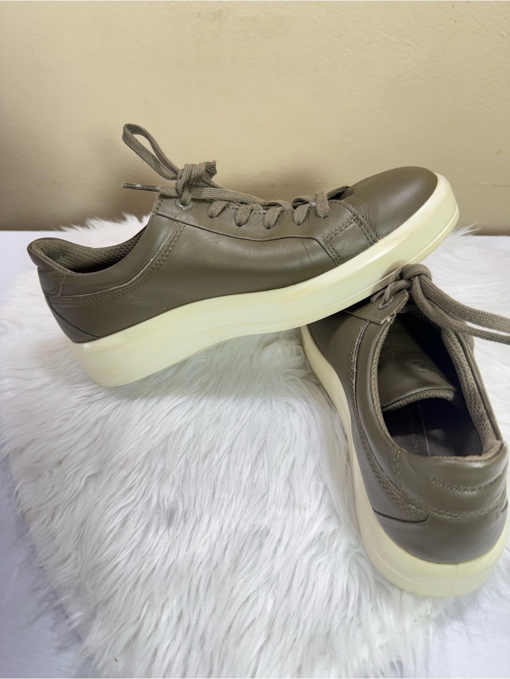 Ecco Olive/Taupe Low-Top Leather Sneakers